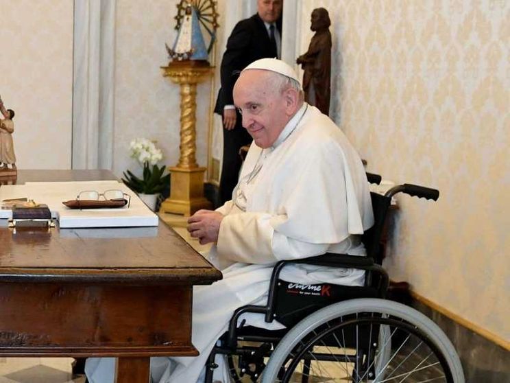Papa Francesco rinvia il viaggio in Africa. «Terapie al ginocchio»
