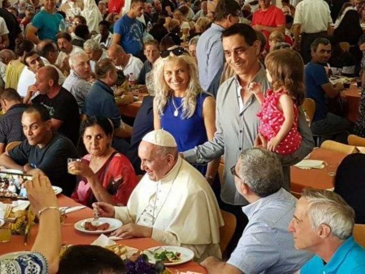 Il Papa: quanti poveri genera l'insensatezza della guerra!