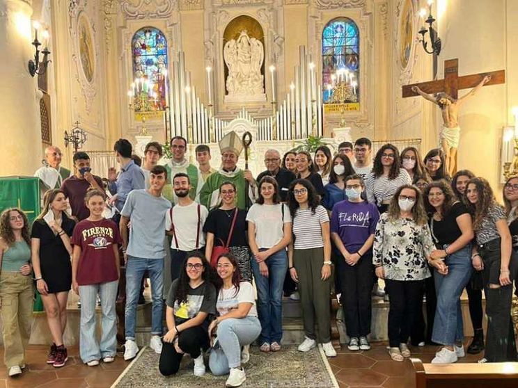 La Messa prima degli esami. L'arcivescovo Michele Seccia benedice i maturandi