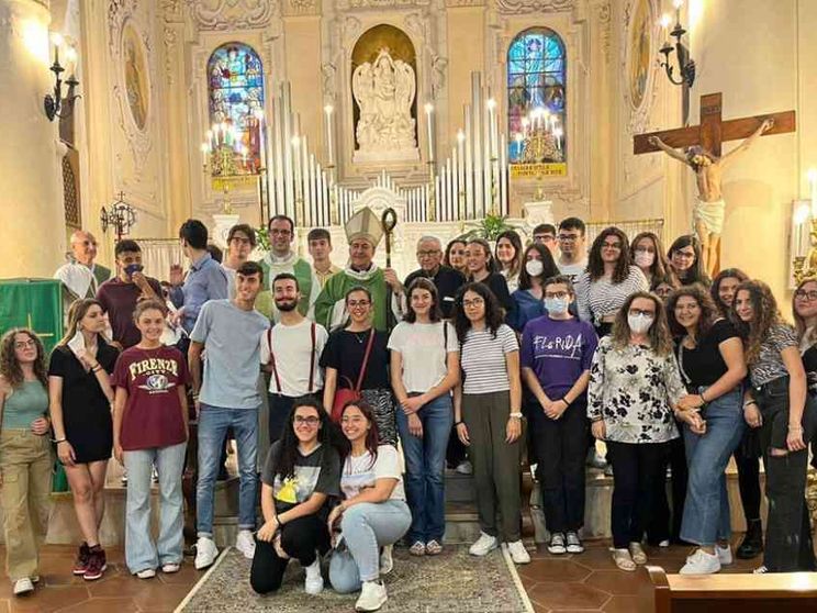 La Messa prima degli esami. L'arcivescovo Michele Seccia benedice i maturandi