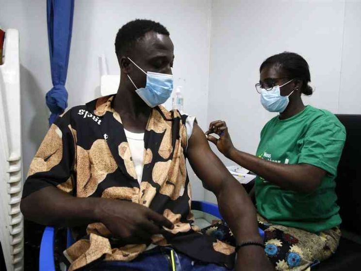 Accordo per sospendere i brevetti sui vaccini per il Covid. Le Ong: è fasullo