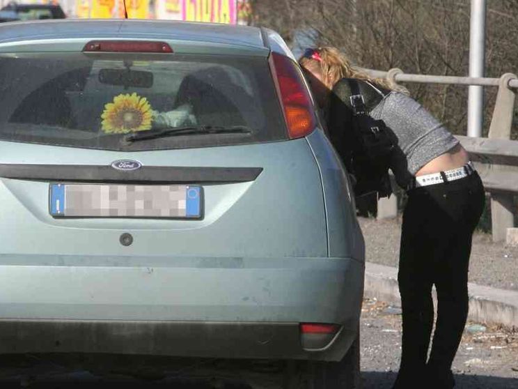 «Punire i clienti»: la legge che vuole salvare le prostitute