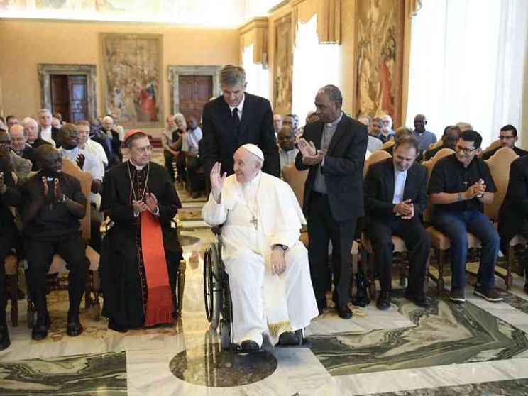 Il Papa: si evangelizza con lo stile di Dio che è gioia e misericordia