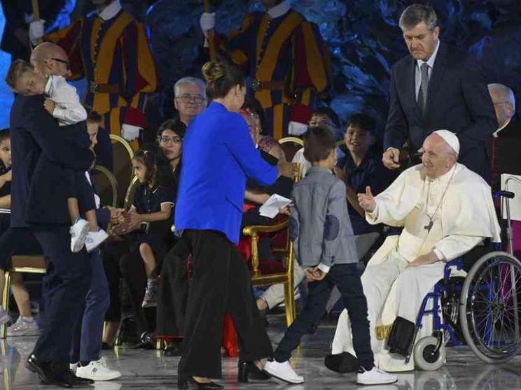 I «piccoli passi» della famiglia. Papa Francesco apre l'incontro mondiale