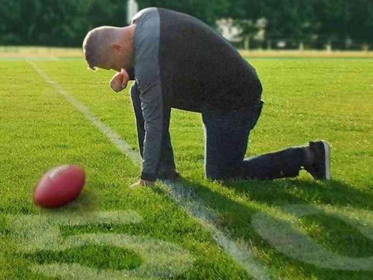 Si può pregare in campo: la Corte Suprema dà ragione al coach