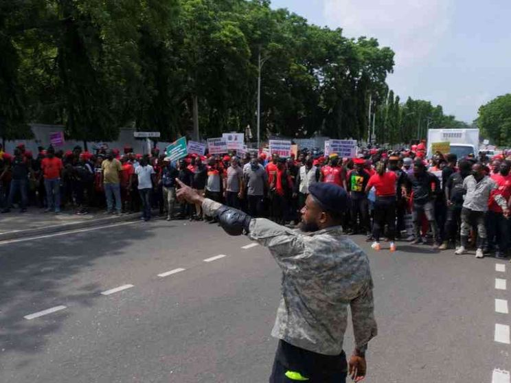 Prezzi del cibo alle stelle, esplode la protesta