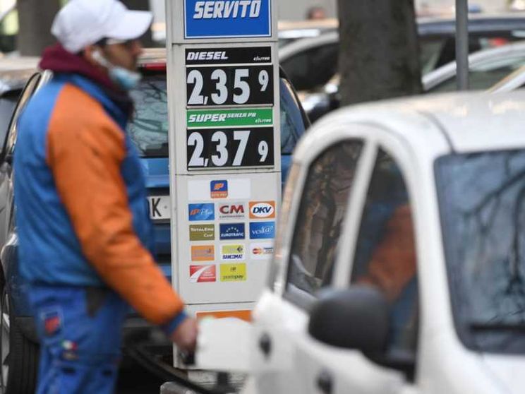 Le spese obbligate mettono in crisi le famiglie: sono il 43% dei consumi