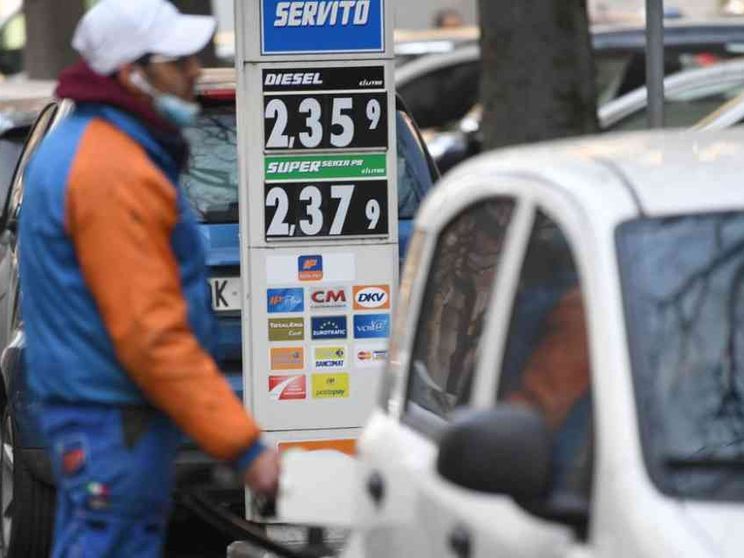 Le spese obbligate mettono in crisi le famiglie: sono il 43% dei consumi