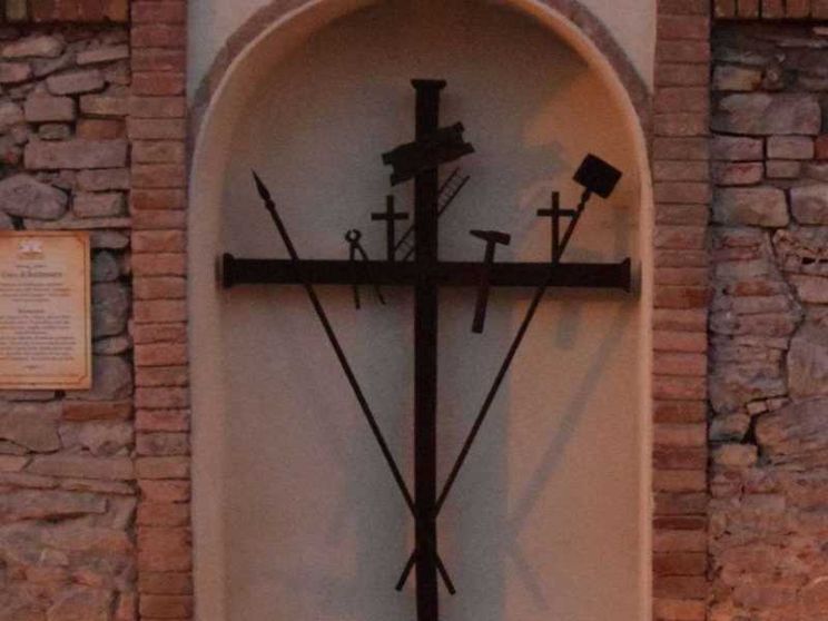 Baldassarre, il "santo" delle croci lungo le strade
