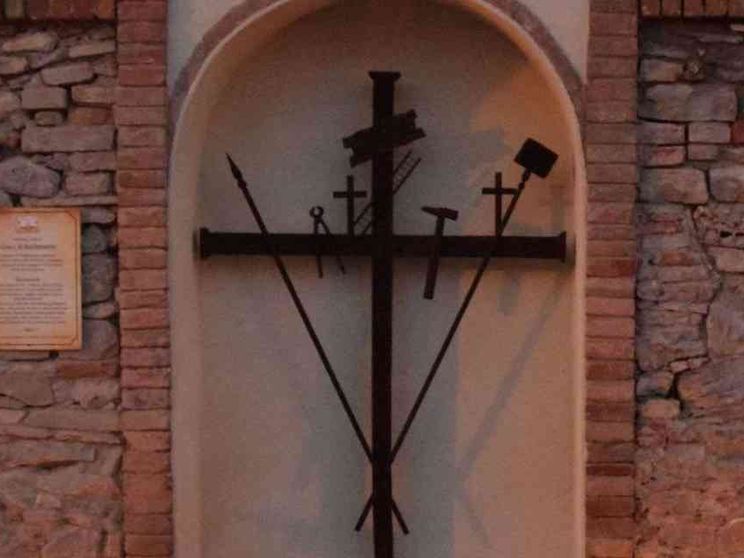 Baldassarre, il "santo" delle croci lungo le strade