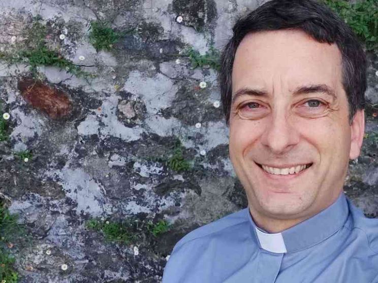 Don Carlo de Marchi: «Il mio podcast per pregare in coda sulla tangenziale»