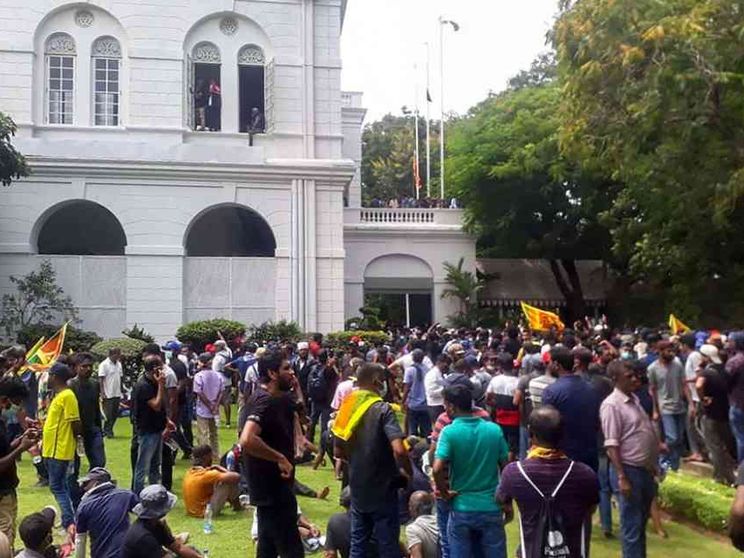 La gente alla fame assalta il Palazzo: presidente in fuga