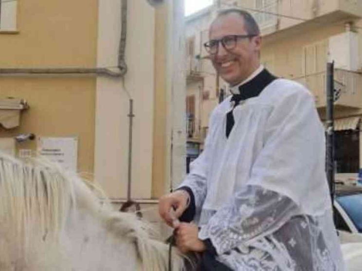 Don Giuseppe, dopo l’ordinazione l’ingresso in paese. A cavallo