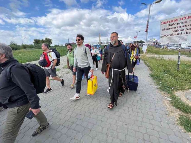 Kiev, in marcia i pacifisti: «Le armi non bastano a risolvere il conflitto»