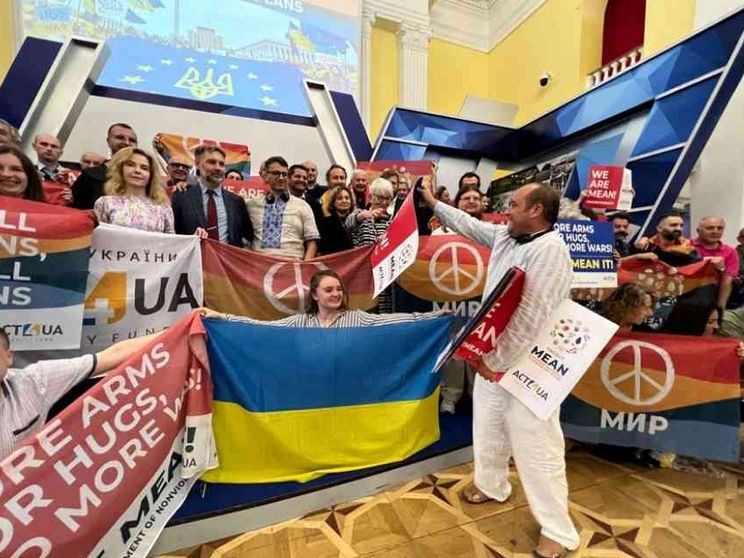 Le bandiere dalla pace a Kiev: l'Italia dal basso chiede il cessate il fuoco