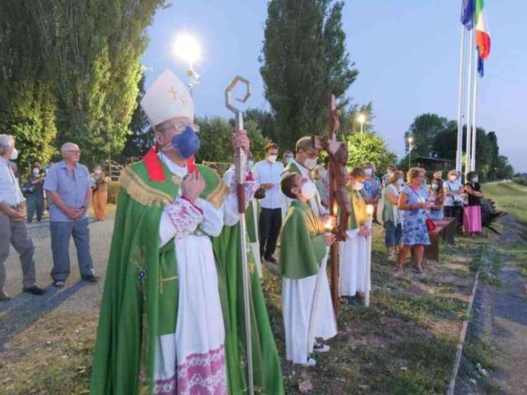 Parma, la Messa lungo l’argine del Grande fiume