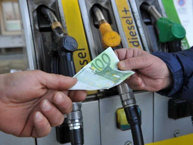 Bonus benzina: come funziona e a chi spettano i 200 euro