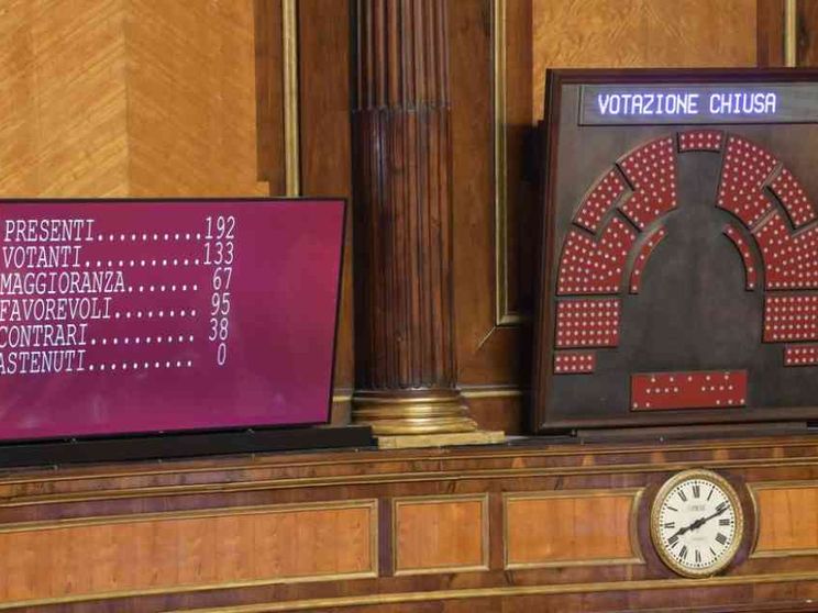 Per Draghi fiducia al Senato con soli 95 sì. Governo a fine corsa