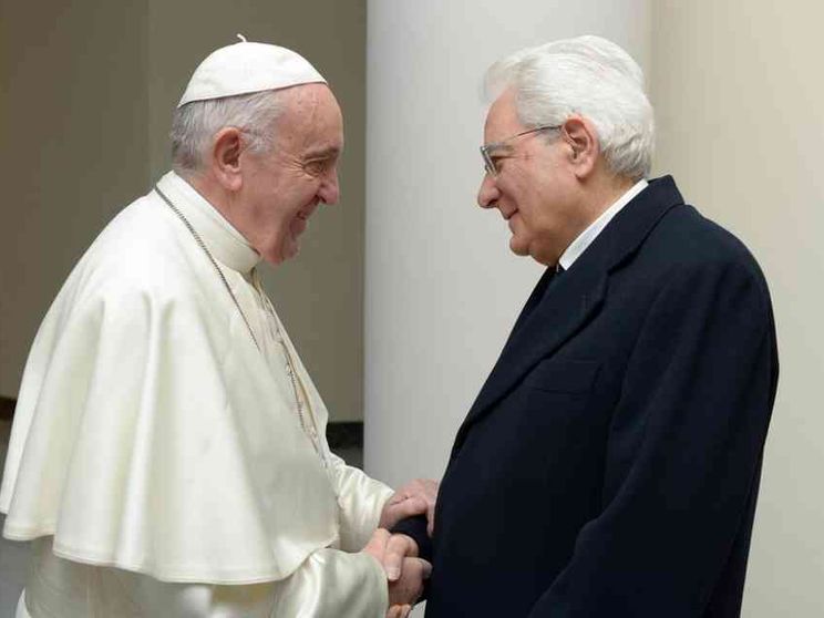 Gli 81 anni di Mattarella. Il Papa: suo contributo all'Italia fondamentale