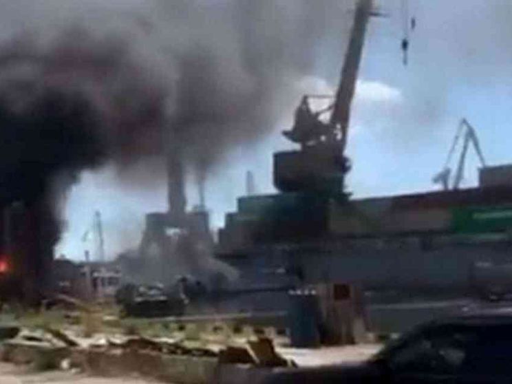 I russi bombardano il porto di Odessa, colpito un deposito di grano (vuoto)