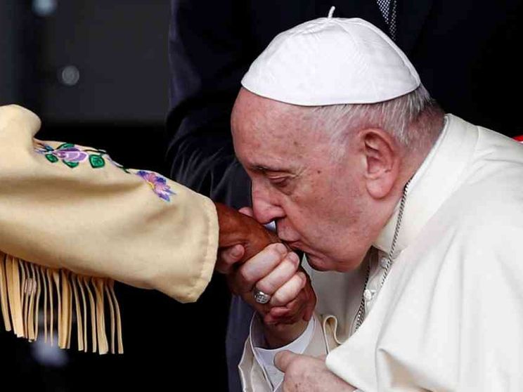 Il Papa è arrivato a Edmonton: la cerimonia di accoglienza / Video