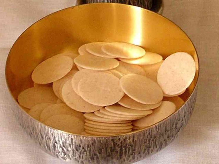 Messa celebrata in mare, la diocesi: decoro e rispetto per i sacramenti