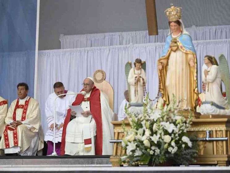 Il Papa nello stadio di Edmonton: grazie ai nonni la fede ha sapore di casa