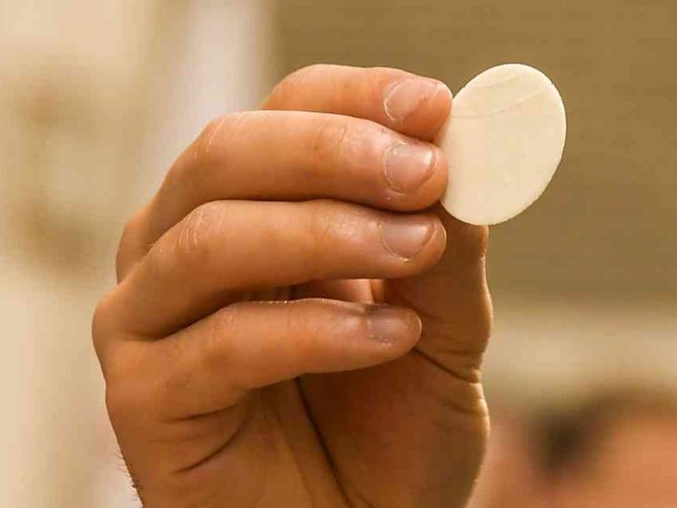 Messa in mare, la Procura apre un’indagine. E il sacerdote chiede scusa