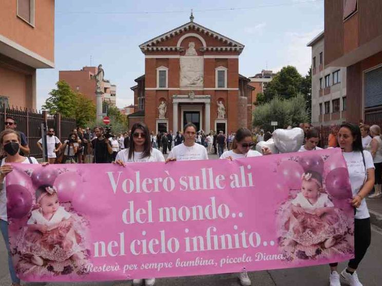 L'addio alla piccola Diana. Delpini: «La nostra città dovrebbe essere diversa»