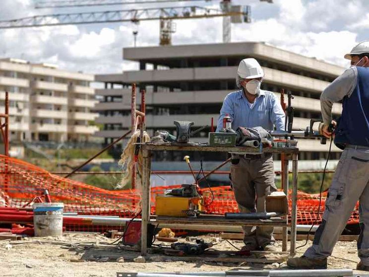 Precari, edili e operai i "forzati" del lavoro ad agosto
