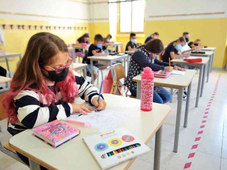 Via le mascherine (e finestre aperte). La scuola a settembre è già un caso