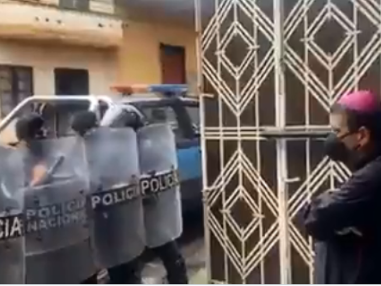 Il vescovo agli "arresti domiciliari" canta alla polizia "El amigo" / Video