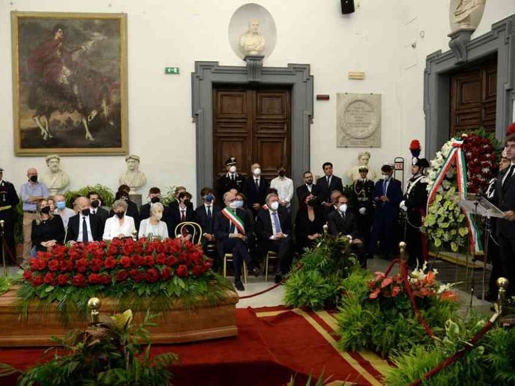 Folla e commozione ai funerali di Piero Angela