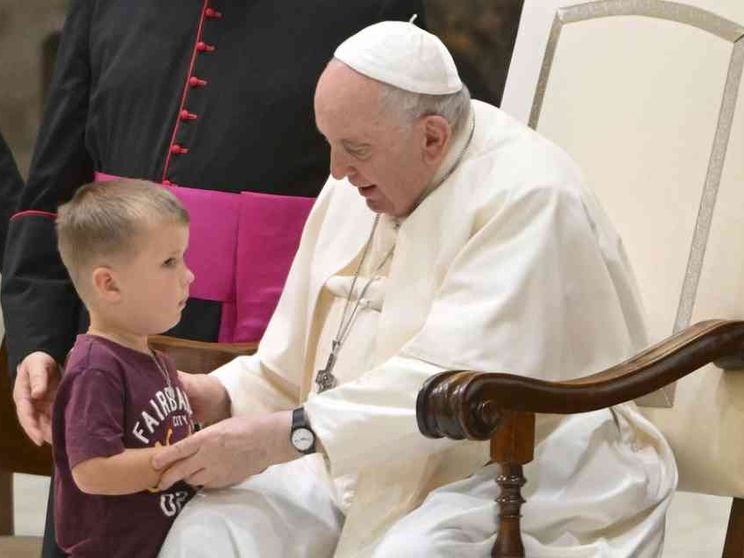 Il Papa: l’alleanza dei vecchi e dei bambini salverà l'umanità