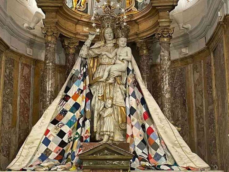 Il «manto della madre», con le stoffe dei fedeli, per la Madonna del Soccorso