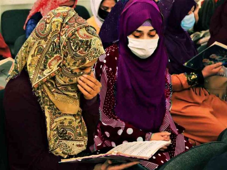 Le donne a scuola in un soggiorno nell'Afghanistan sospeso nel tempo