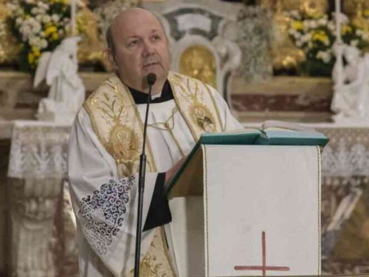 L'addio di Imola a don Luca Dalfiume: «Il santo? Un vero uomo»