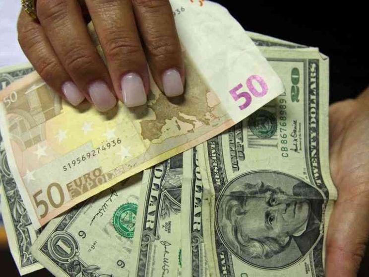 Se l'euro scende sotto la parità con il dollaro: le conseguenze