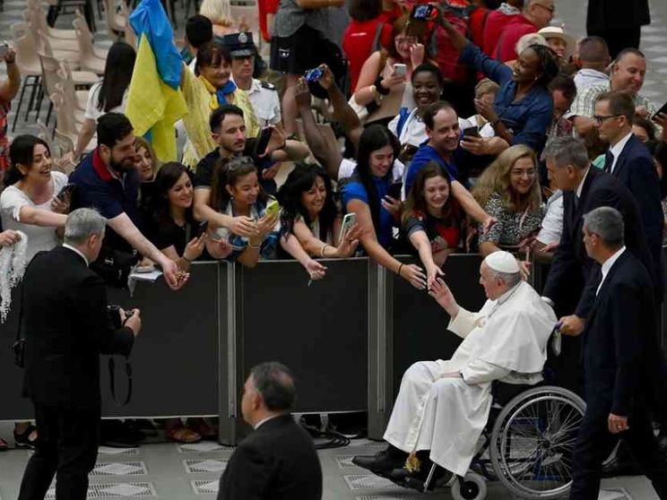 Il Papa: «La guerra è una pazzia che pagano gli innocenti»
