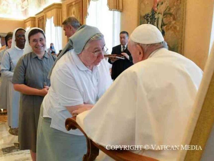 Papa Francesco alle suore: aiutate le famiglie ad avere figli