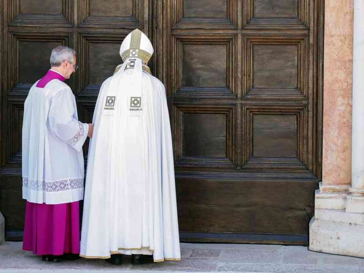 Apre la porta della Perdonanza. "Pace per il mondo intero"