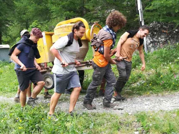 L'altra estate dei giovani che costruiscono un rifugio