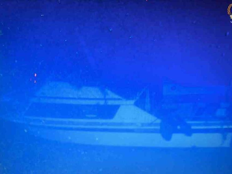 Una mamma abbracciata al suo bimbo tra i morti imprigionati in fondo al mare