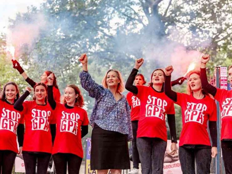 A Parigi l'«utero in affitto» non trova più il suo stand