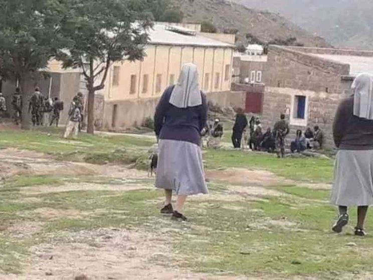 Decine di ragazzi reclutati a forza dal regime durante la Messa