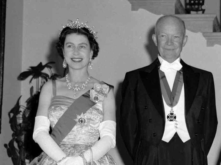 Da Eisenhower a Trump, tutti gli inchini a Elisabetta