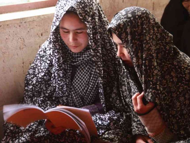 Afghanistan, centinaia di ragazze si presentano a scuola. E i presidi aprono