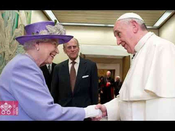 Elisabetta II, la regina che conobbe cinque Papi