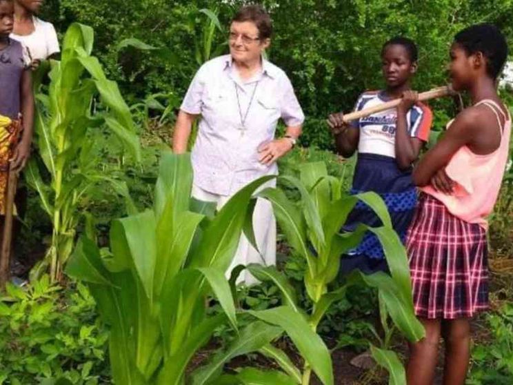 «Sia pace per il Mozambico», folla per l’addio a suor Maria