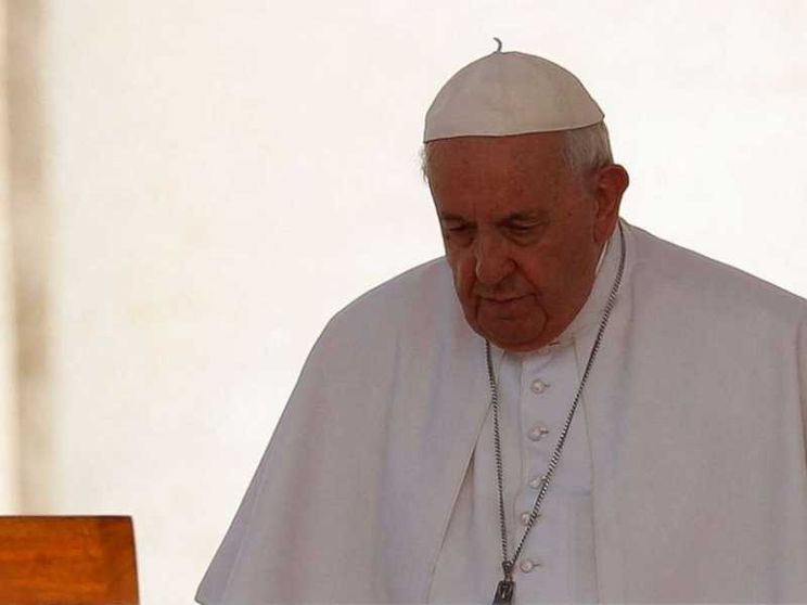Il Papa: viviamo terza guerra mondiale, va scongiurato pericolo dell'atomica